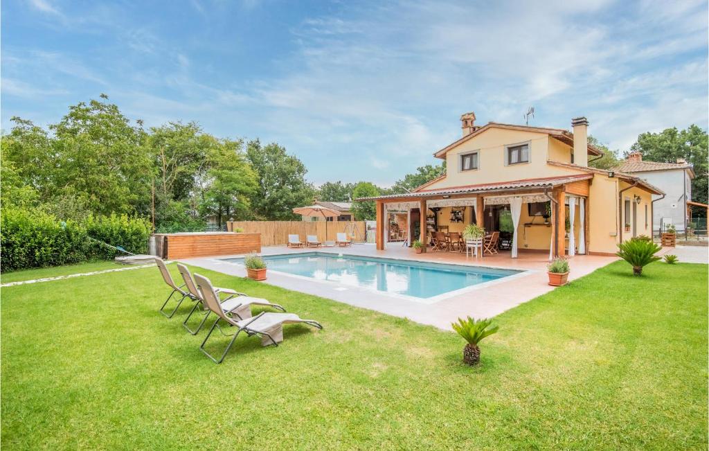 uma casa com piscina num quintal em Nice Home In Castiglion Fiorentino With Jacuzzi em Castiglion Fiorentino
