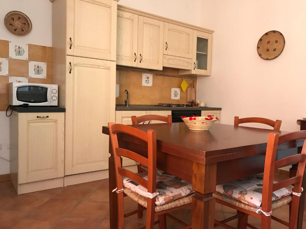 A kitchen or kitchenette at CASA VACANZE "SU PORTALE"