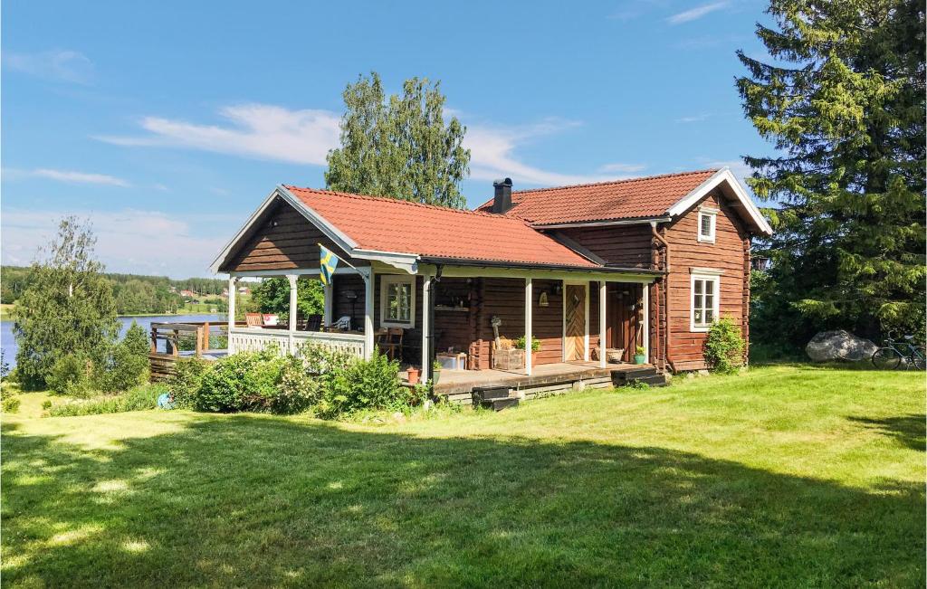 Casa de madera con patio grande en Lovely Home In Skellefte With Kitchen en Skellefteå