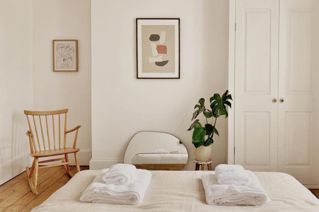 um quarto branco com uma cama e uma cadeira em Juniper House by Walpole Bay - Margate em Kent