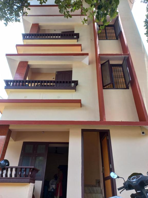 ein Gebäude mit Balkon auf der Seite in der Unterkunft Beyond Home in Kozhikode