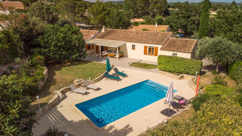 an aerial view of a house with a swimming pool at Mon Ginesté in Flayosc
