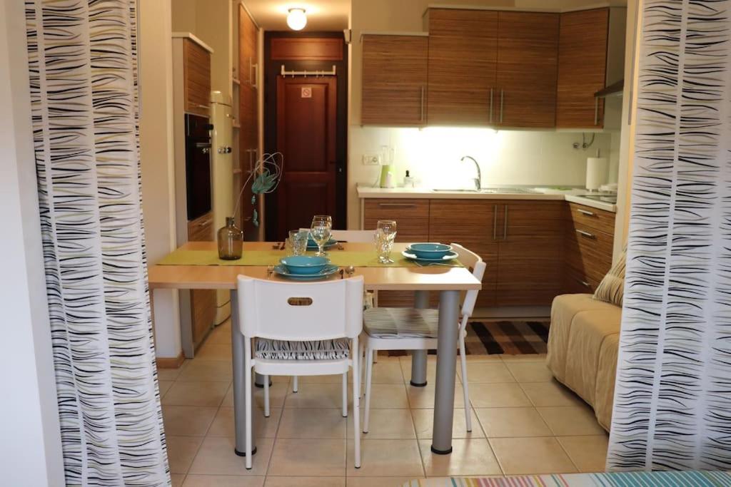 een keuken met een tafel en stoelen bij Apartma Luka, Bovec in Bovec