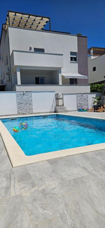 een zwembad voor een huis bij Villa Silver in Starigrad-Paklenica