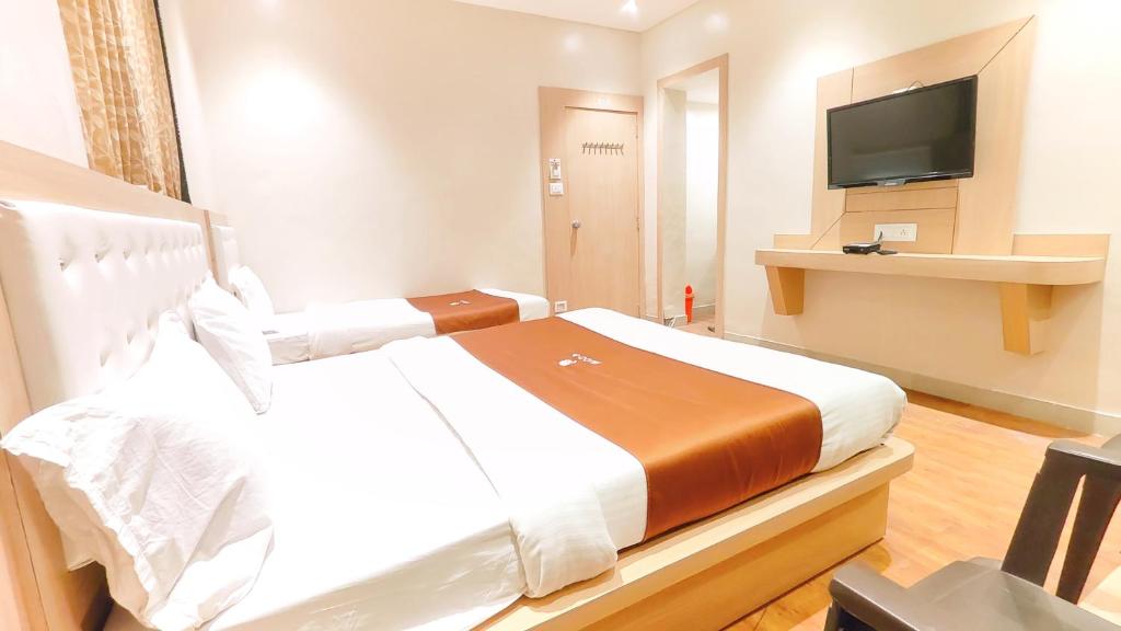 Postel nebo postele na pokoji v ubytování Hotel Yog Palace Newly Renovated