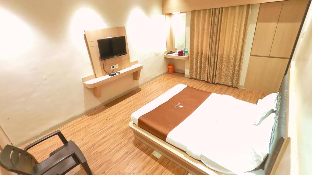 TV a/nebo společenská místnost v ubytování Hotel Yog Palace Newly Renovated