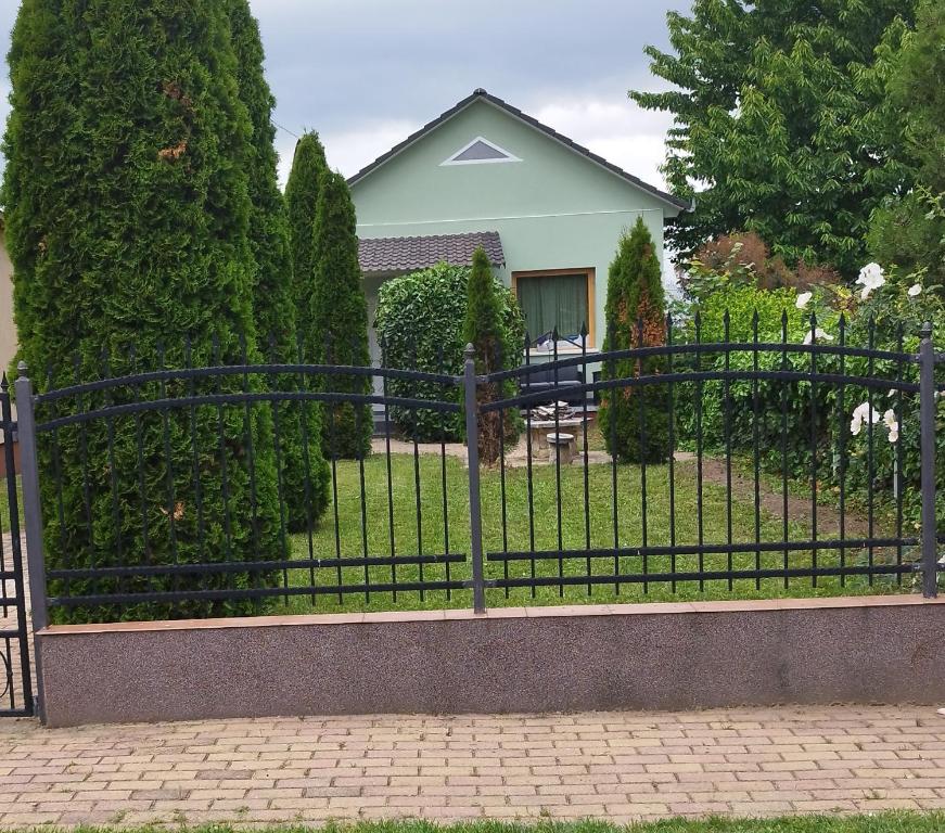 uma cerca preta em frente a uma casa em SUSAN Apartman em Hajdúszoboszló