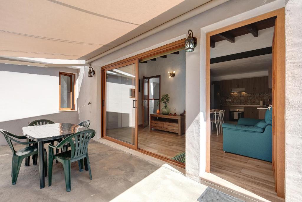 Una cocina y un comedor con mesa y sillas. en Casita Ana, en El Paso