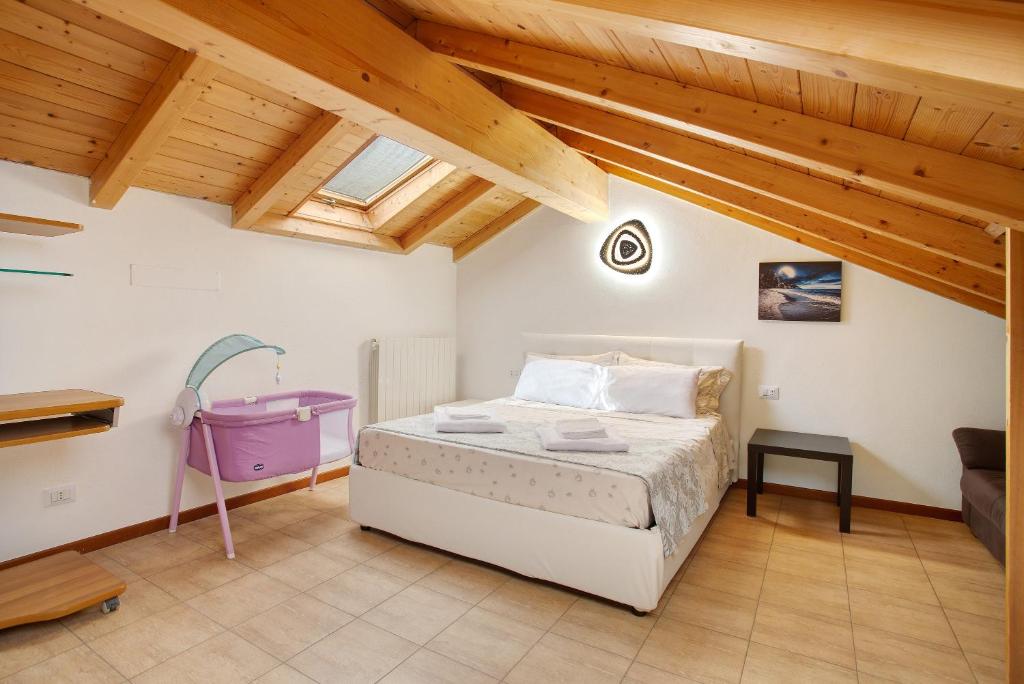um quarto com uma cama num quarto com tectos em madeira em Casa Global Atlantica em Nova Milanese