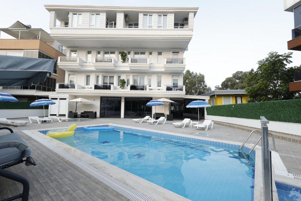 Bazén v ubytování Mira Hotel Antalya nebo v jeho okolí