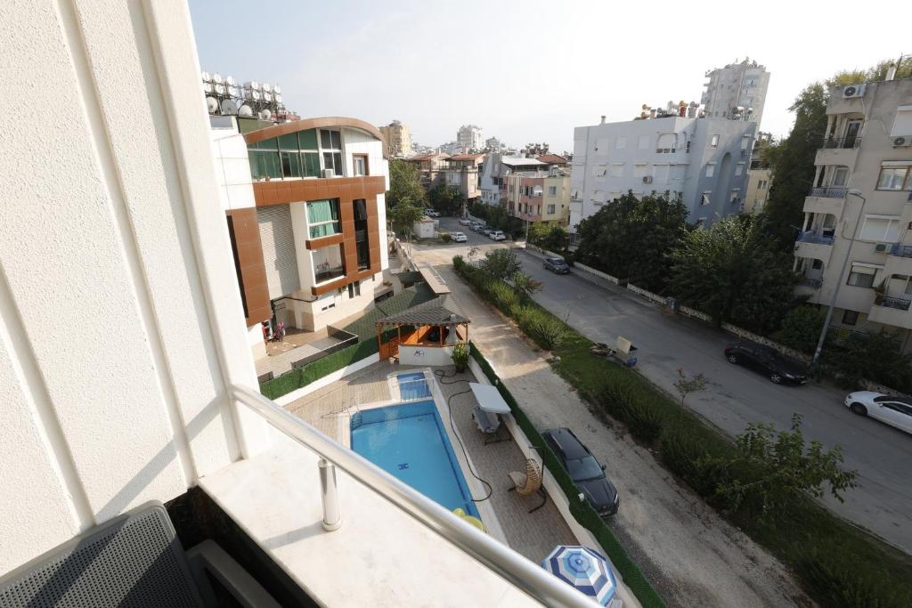 Bazén v ubytování Mira Hotel Antalya nebo v jeho okolí