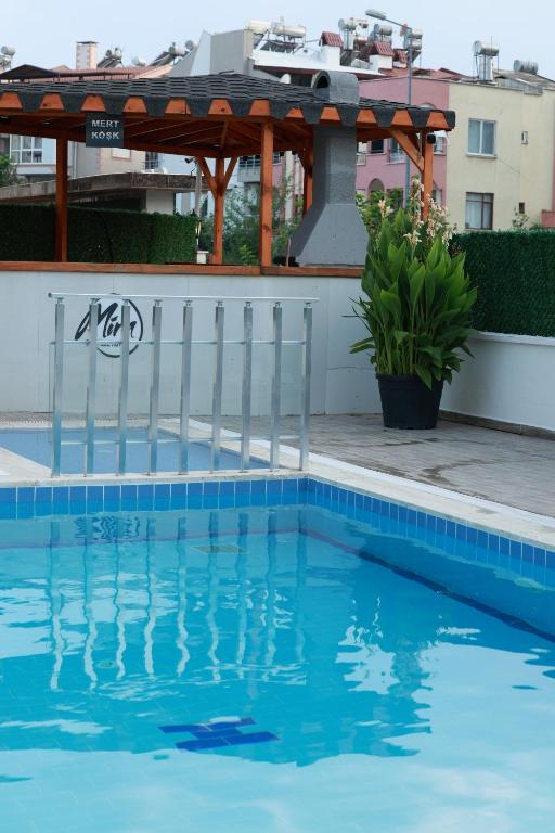 Bazén v ubytování Mira Hotel Antalya nebo v jeho okolí