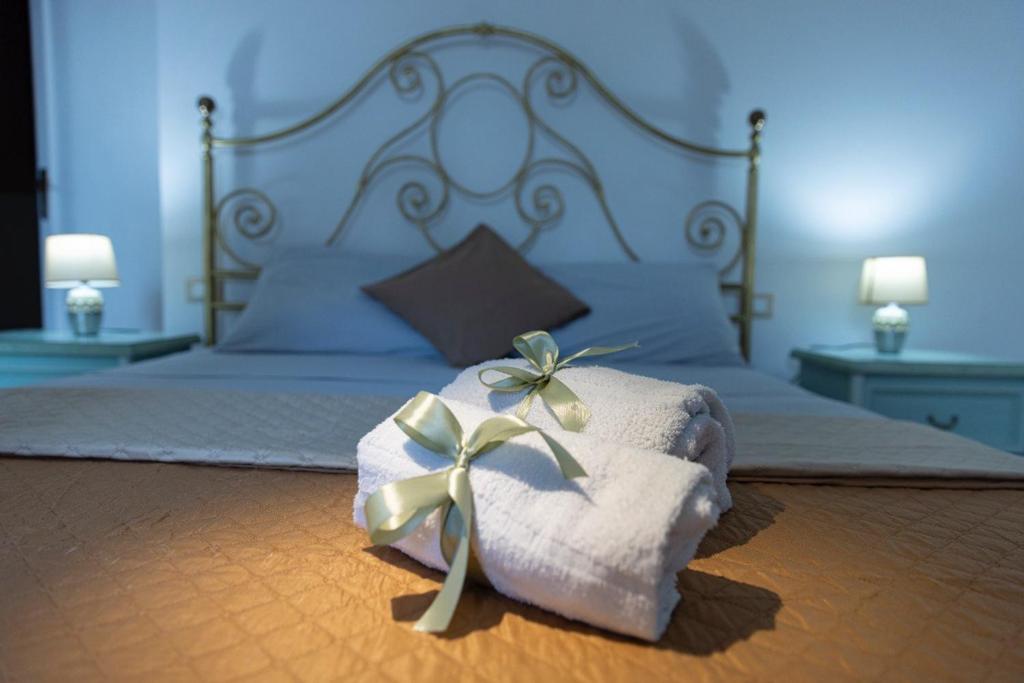 um quarto com uma cama com uma toalha branca com uma flor em SALUTAMU em Locogrande