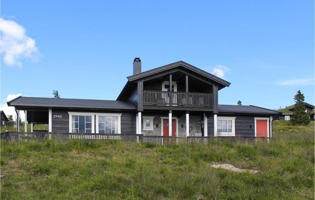 ein Haus auf einem Hügel in der Unterkunft Amazing Home In Sjusjen With House A Mountain View in Sjusjøen