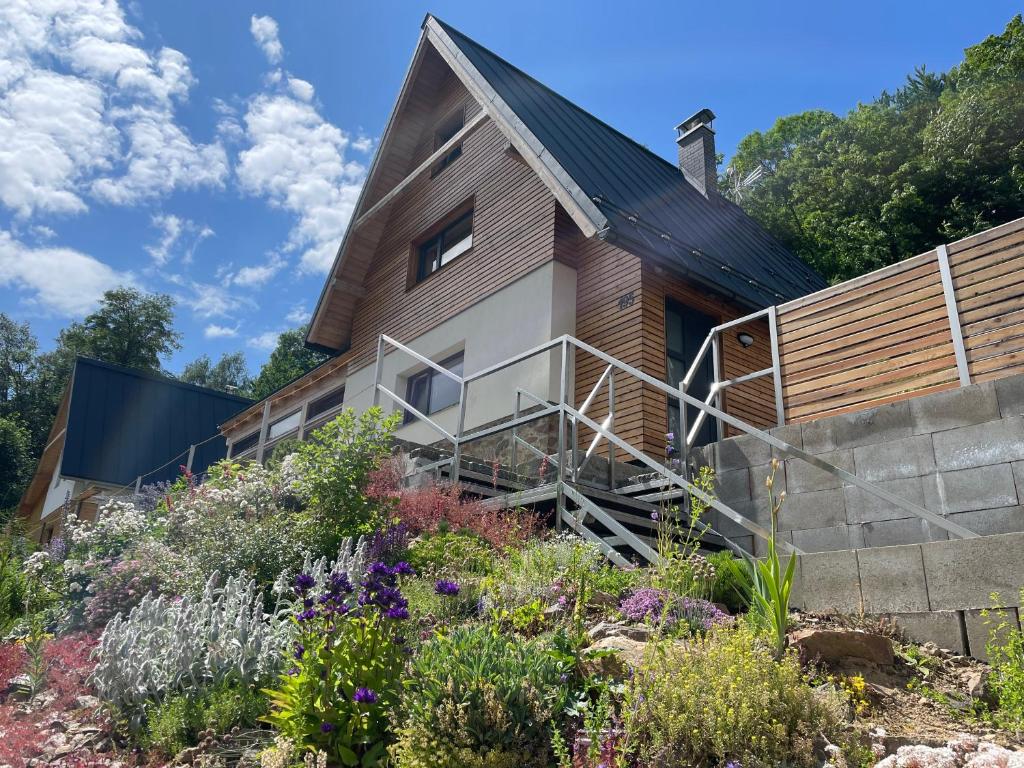 una casa con un jardín delante de ella en Jirotovy boudy I en Telnice