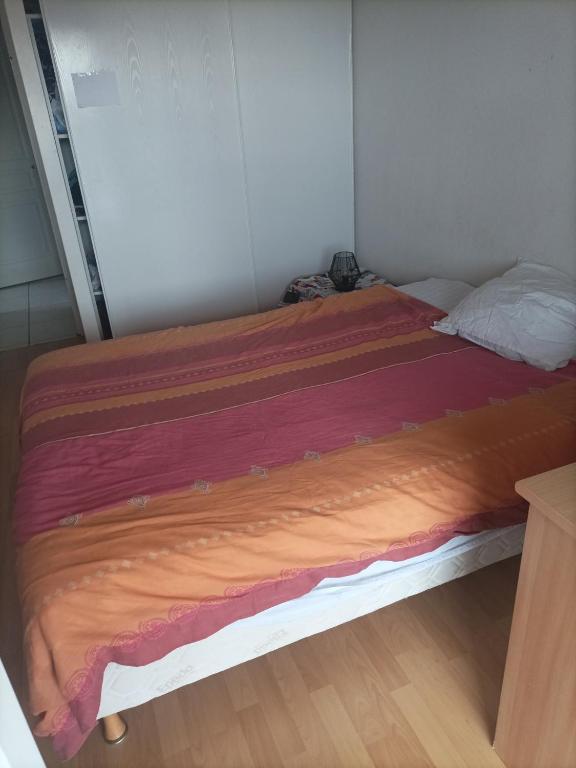 Tempat tidur dalam kamar di CHAMBRE PRIVEE AVEC VUE SUR LA RHUNE