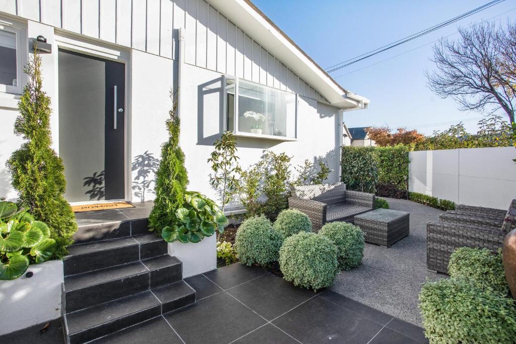une maison dotée d'une cour avec des escaliers et des plantes dans l'établissement Quality City Appartment, à Christchurch