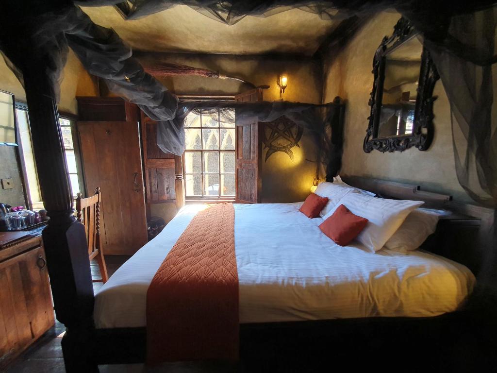 Hocus Pocus Tiny Hotel - 