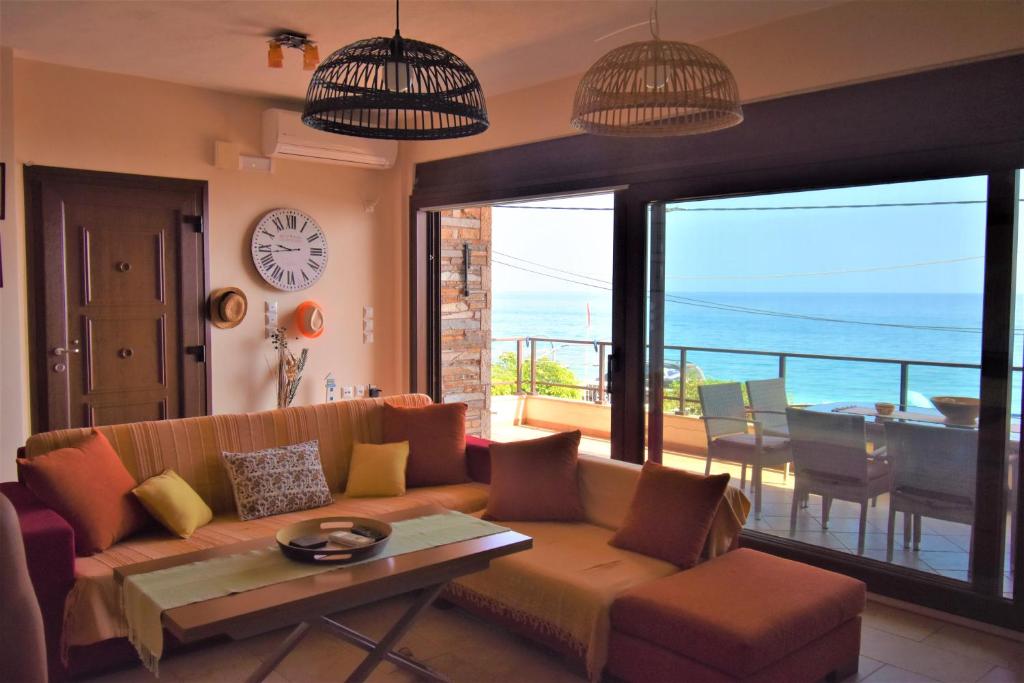 sala de estar con sofá y mesa en Modern seaside maisonette 130 m2 Oikia Litsas Paliouria Larissas, en Kokkino Nero