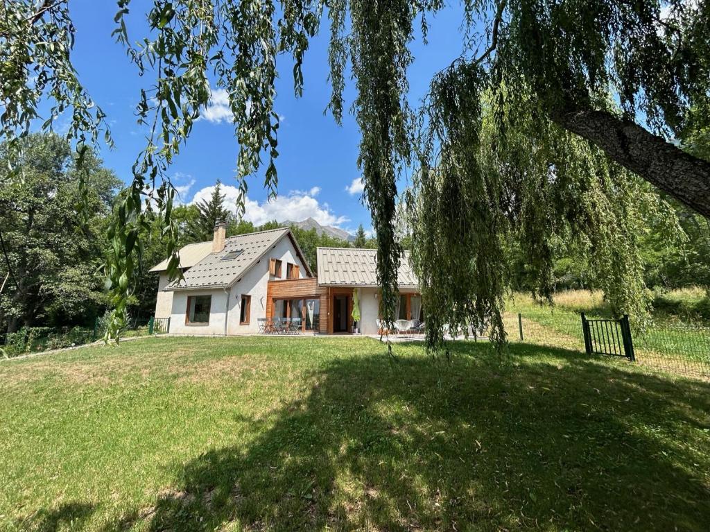a house on a hill with a large yard at Locavilla - l'Estagnit in Puy-Saint-Eusèbe