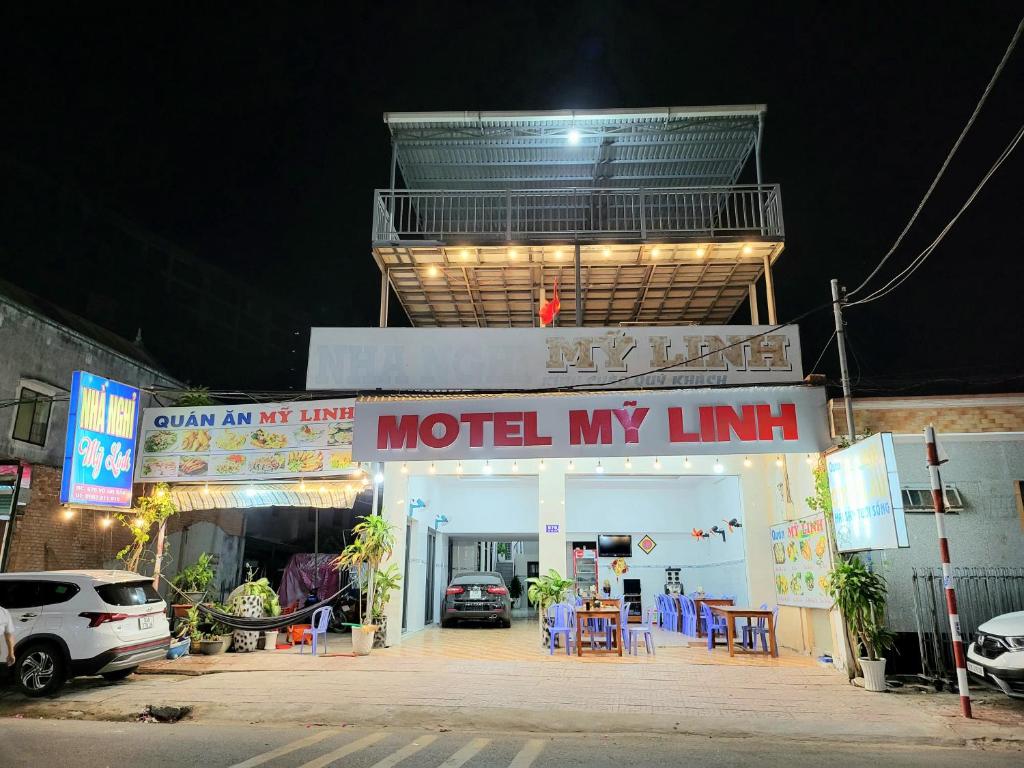 un motel mon panneau limite dans un parking la nuit dans l'établissement My Linh Motel 976 Đường võ thị sáu long hải, à Long Hải