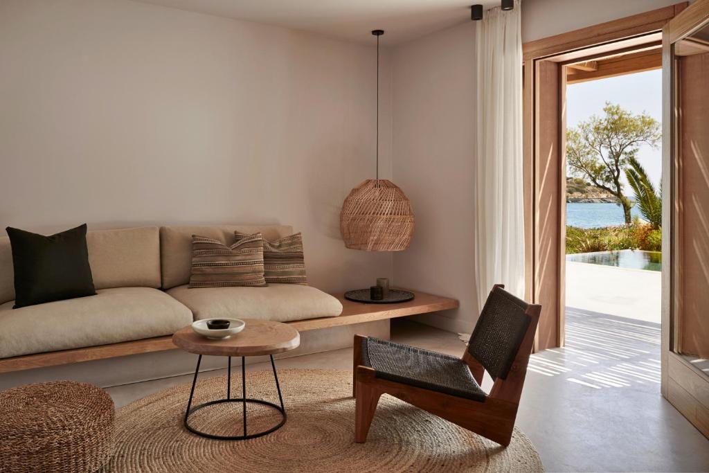 Posezení v ubytování Minos Beach Art Hotel, a Member of Design Hotels