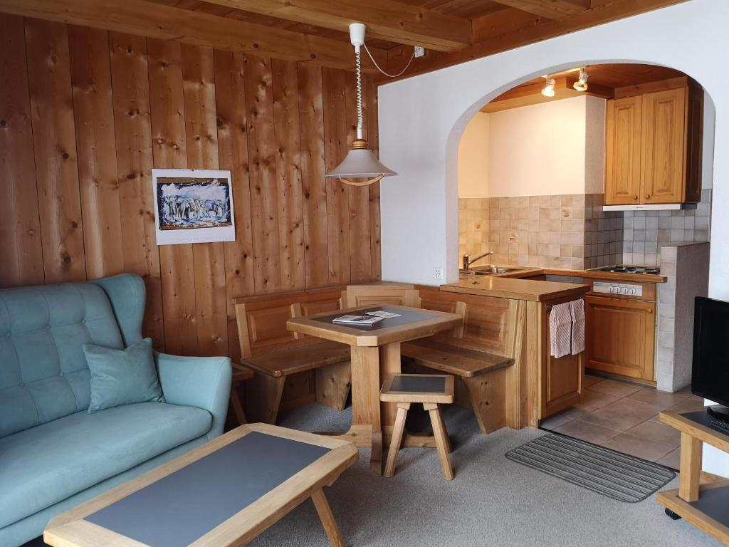 een woonkamer met een bank en een tafel en een keuken bij Bolgenstrasse 12 in Bolgen