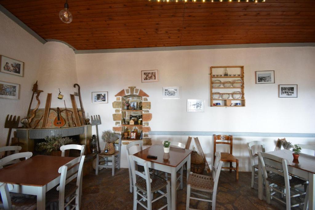 un restaurante con mesas y sillas en una habitación en Mairy's Apartment, en Kalamávka