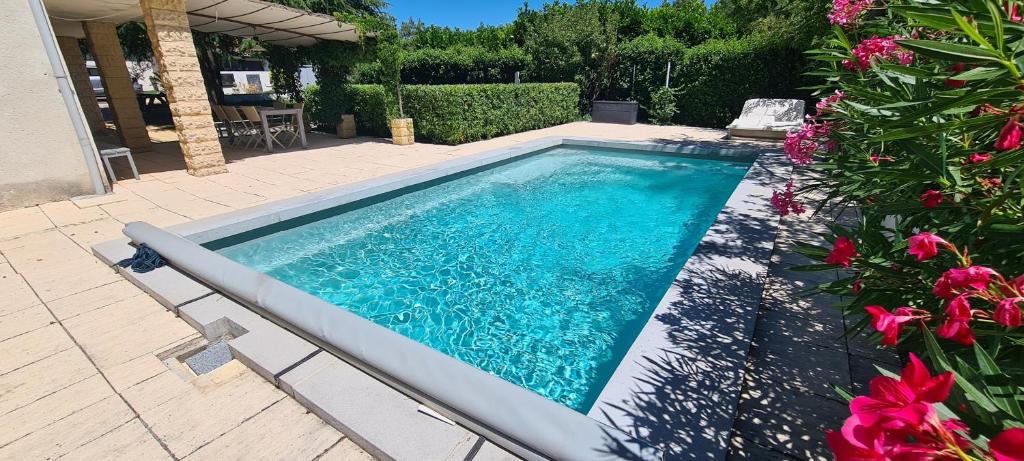 - une piscine dans une cour fleurie dans l'établissement Studio le Cèdre avec piscine au calme, à Mimet