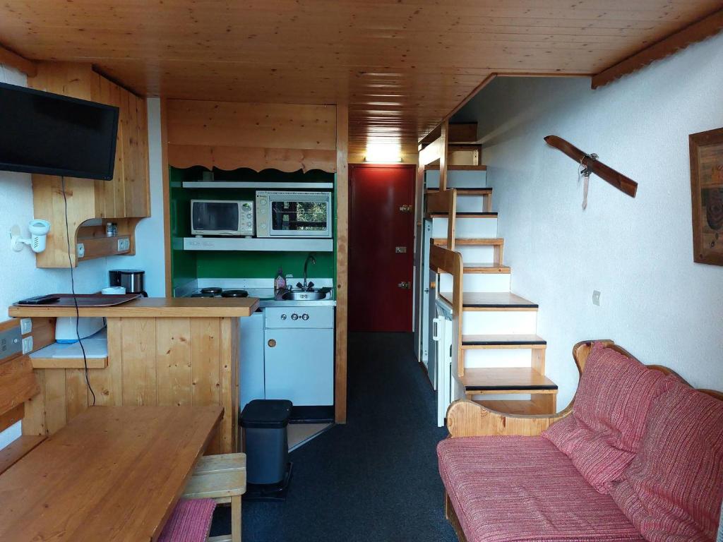 une petite cuisine et un escalier dans une petite maison dans l'établissement Studio 4 Pers. aux Arcs 1800, Balcon, Proche Pistes, Parking & WiFi - FR-1-411-410, à Arc 1800