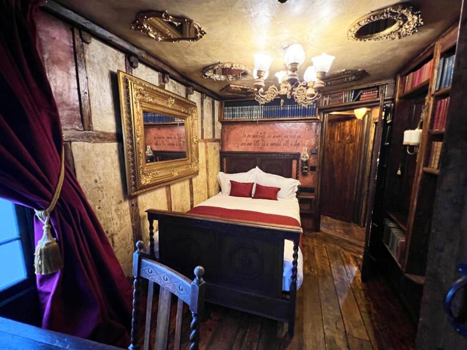 Hocus Pocus Tiny Hotel - 
