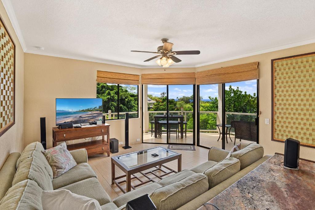 a living room with a couch and a ceiling fan at Grand Champions 55, Beautiful Renovation, Split AC in Wailea