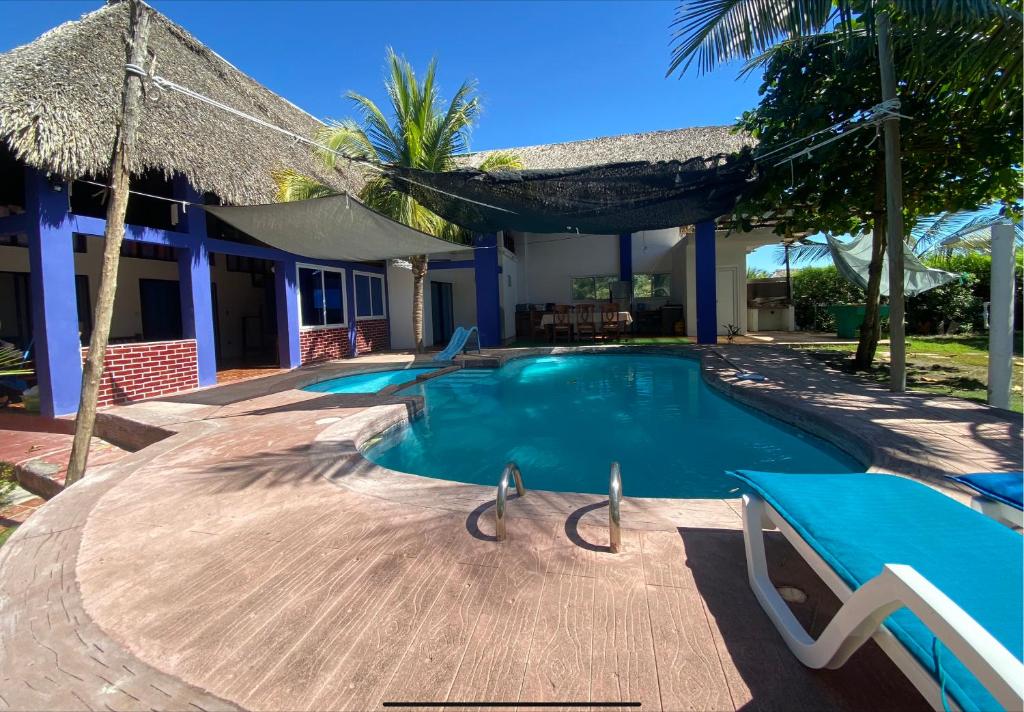 una piscina frente a una casa en Casa Maria en El Cebollito