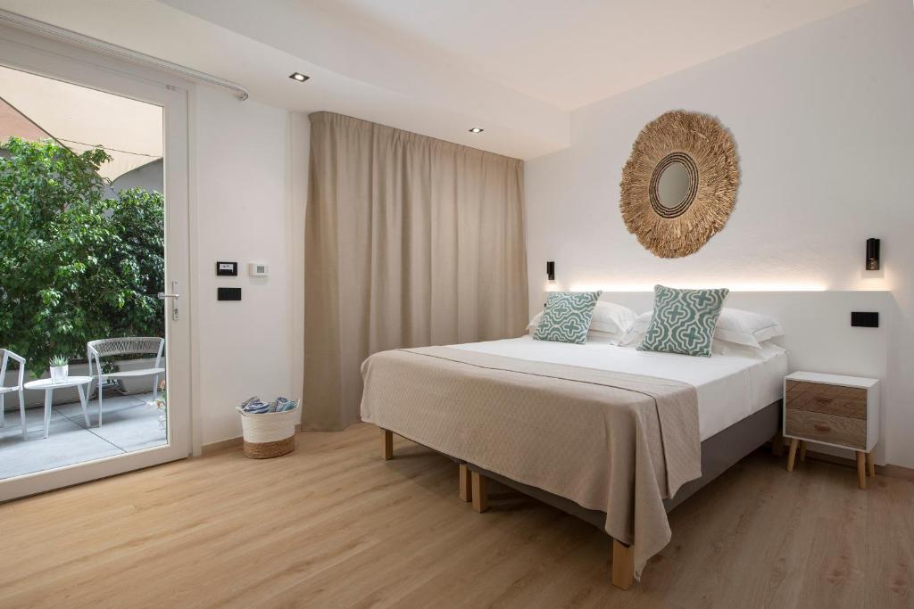 Postel nebo postele na pokoji v ubytování MEM Lodge and Suite