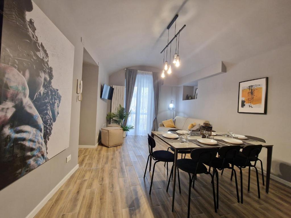 uma sala de jantar e sala de estar com mesa e cadeiras em Casa Bonsai em Turim