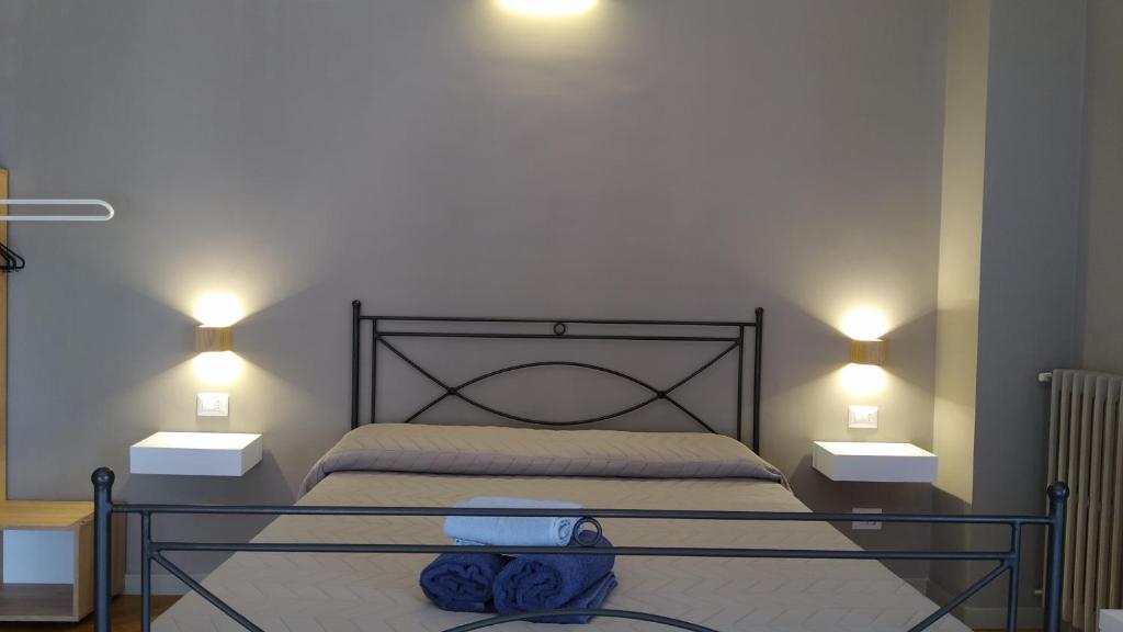 1 dormitorio con 1 cama grande y 2 mesitas de noche en Cconforthotels R&B Suite&Chic - SELF CHECK IN en Bari