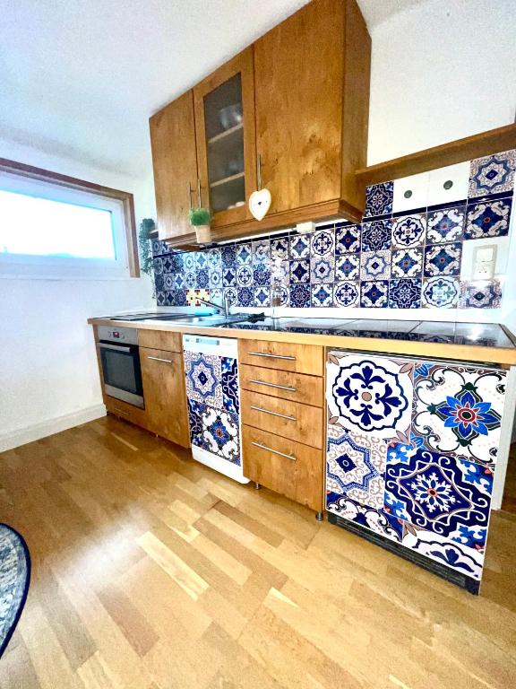Kuchyň nebo kuchyňský kout v ubytování Almsternderl 2.0 - gemütliches Appartment in Gosau