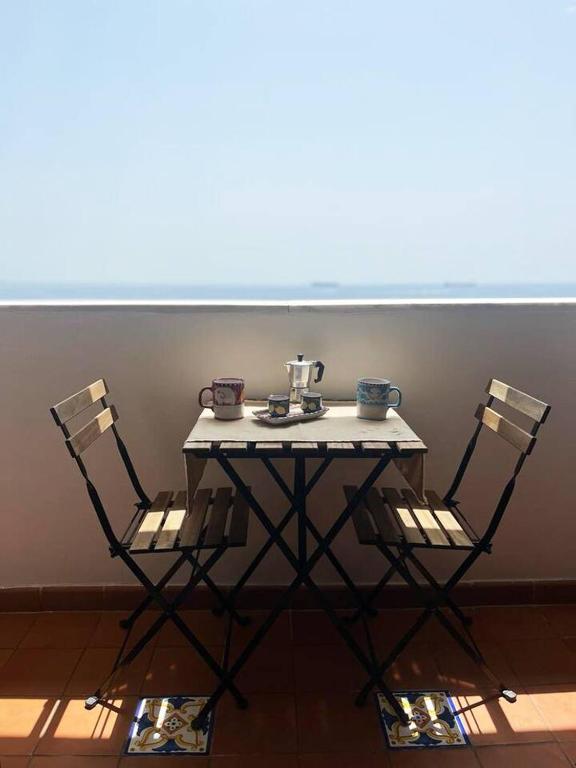 una mesa con 2 sillas y un hervidor de agua. en Casa Lucia Amalfi coast, en Vietri
