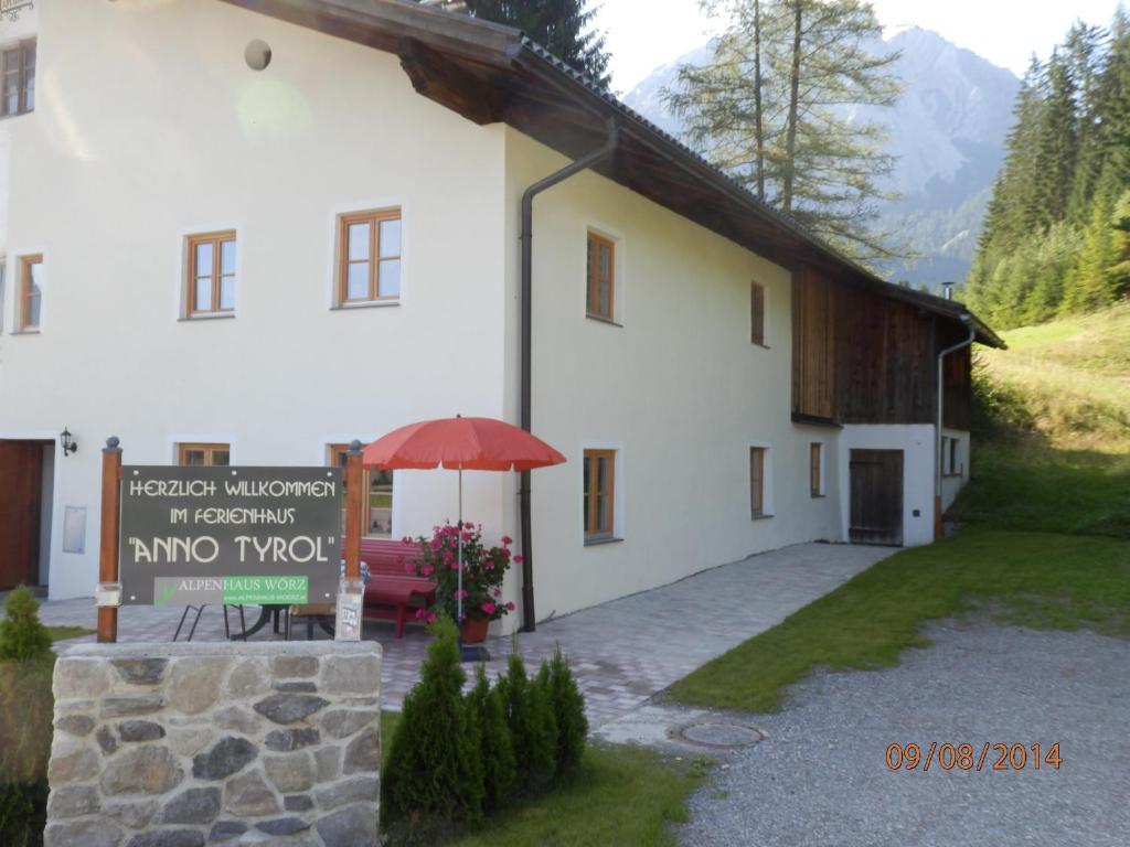 un edificio bianco con un cartello davanti di anno Tyrol a Biberwier