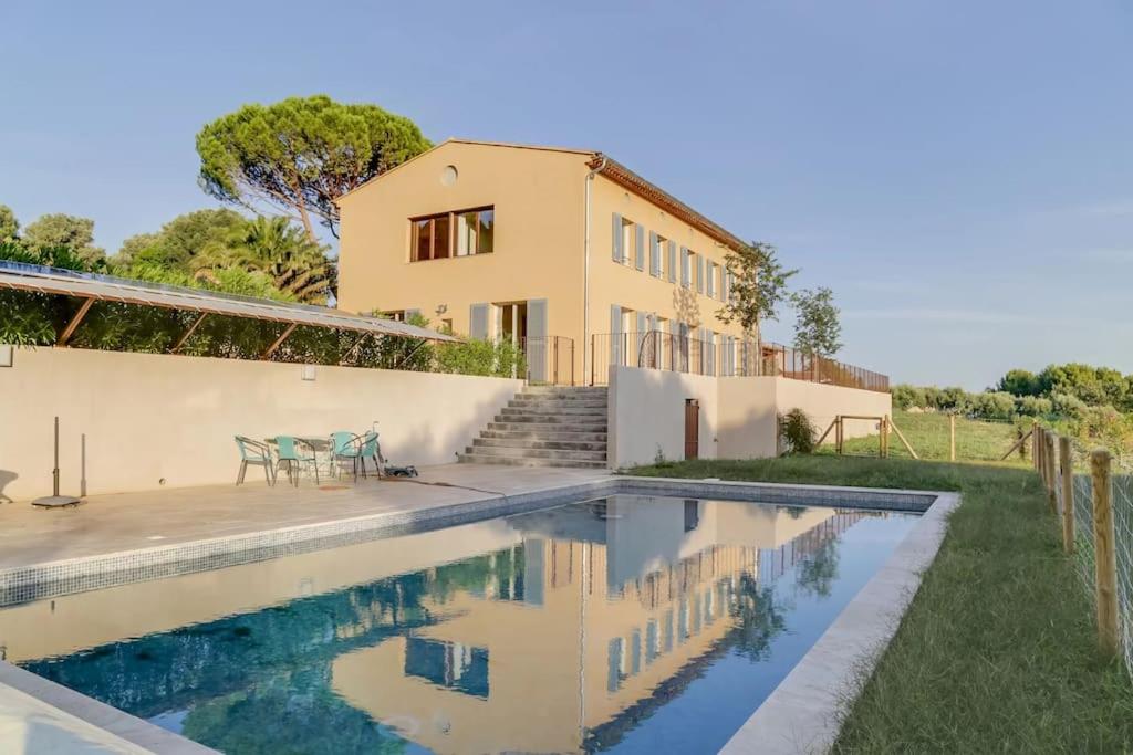 une villa avec piscine devant une maison dans l'établissement SUPERBE VILLA CONTEMPORAINE: PISCINE ET VUE MER, à Ollioules