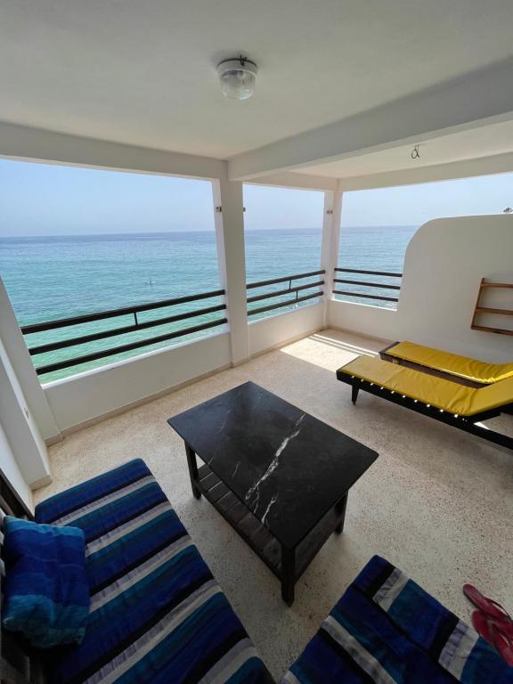 uma sala de estar com vista para o oceano em Aftas beach house em Taghazout