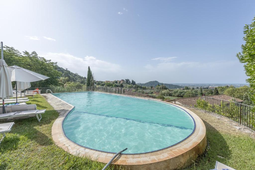 a swimming pool in the yard of a villa at Al Frantoio in Corsanico-Bargecchia