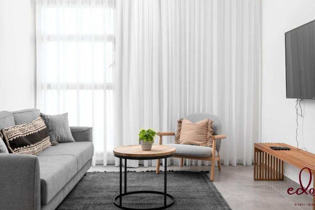 Istumisnurk majutusasutuses דירה משפחתית בסי סייד עם בריכה מחוממת - By Edom