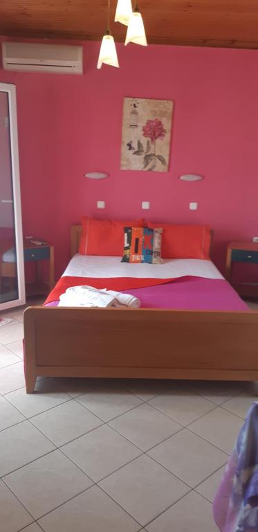 1 dormitorio con 1 cama con pared de color rosa en Studios Centro 7 - 2nd Floor, en Potos
