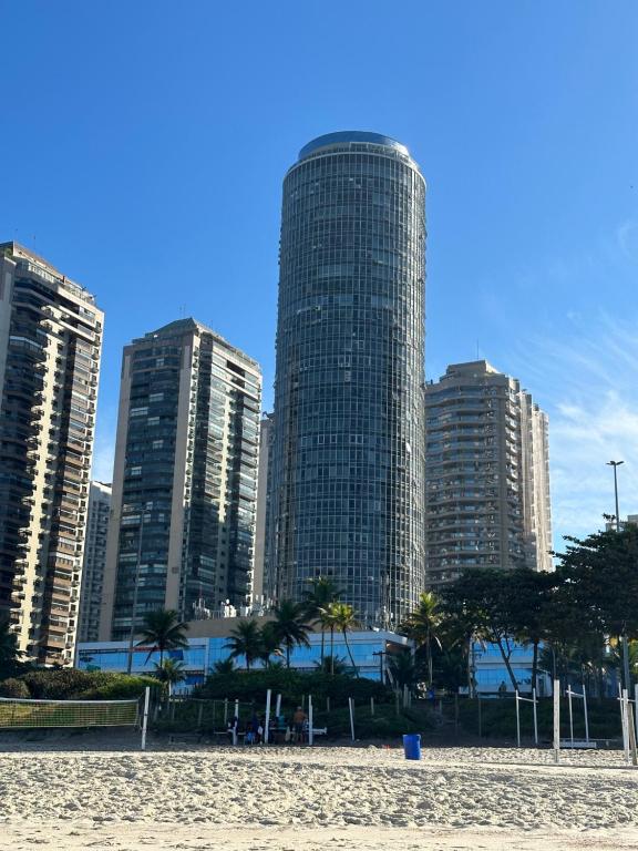 vistas a una ciudad con edificios altos en Novíssimo Apartamento à Beira-Mar en Río de Janeiro