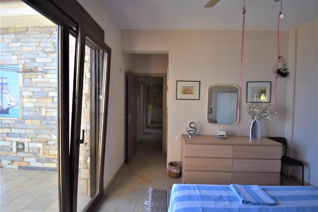 Postel nebo postele na pokoji v ubytování Modern seaside maisonette 130 m2 Oikia Litsas Paliouria Larissas