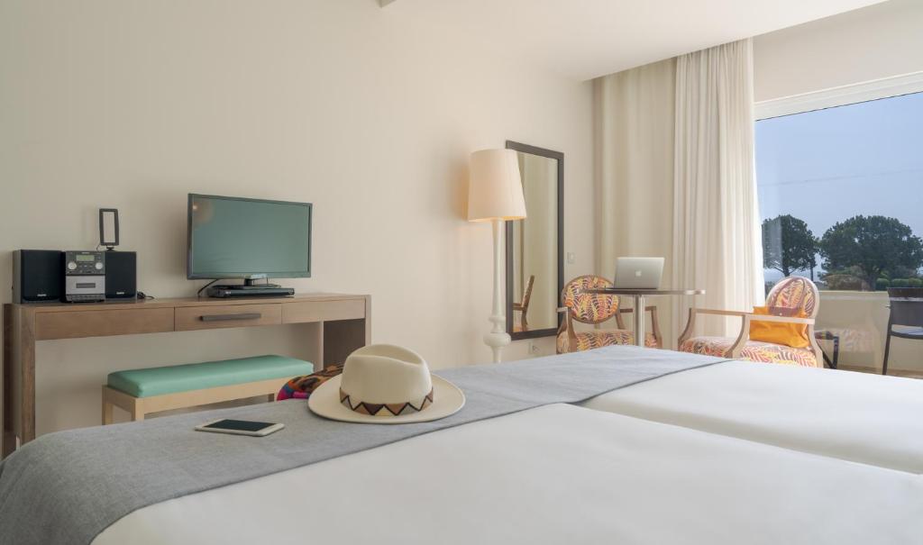 Cama ou camas em um quarto em Pestana Alvor Praia Premium Beach & Golf Resort