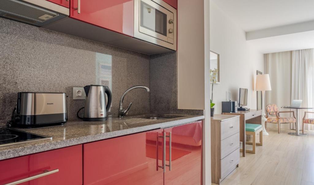 A cozinha ou cozinha compacta de Pestana Alvor Praia Premium Beach & Golf Resort