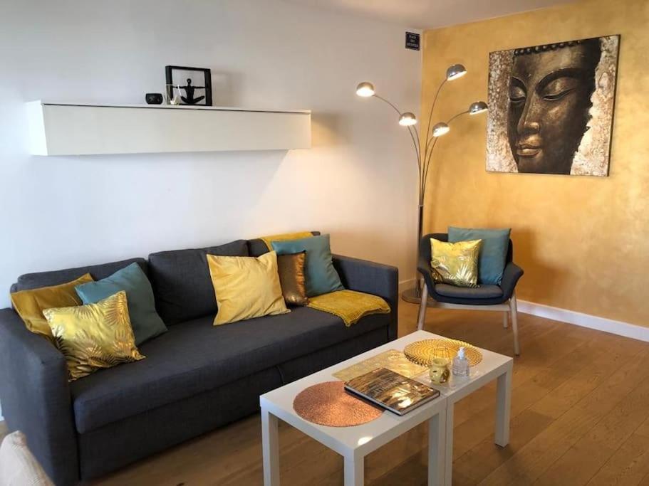 un salon avec un canapé bleu et une table dans l'établissement 60 Sweet Home au cœur de Marseille pres du Tramway, à Marseille