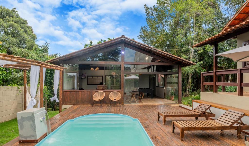 una casa con piscina nel cortile posteriore di Recanto das Bromelias a Brumadinho